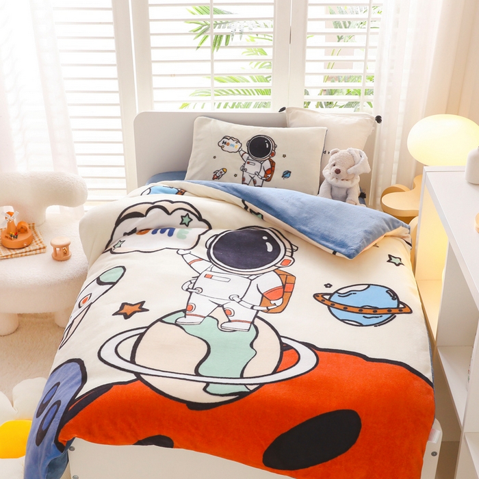 91家纺网 家纺一手货源 找家纺 鱼宝 2023新款大版牛奶绒婴童套件 快乐星球白