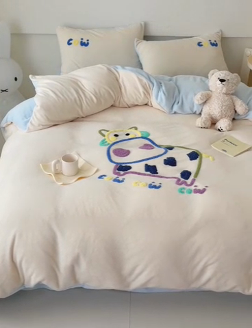 91家纺网 家纺一手货源 找家纺 玛奇朵 2023新款秋冬牛奶绒多巴胺彩色线条毛巾绣四件套 憨憨牛