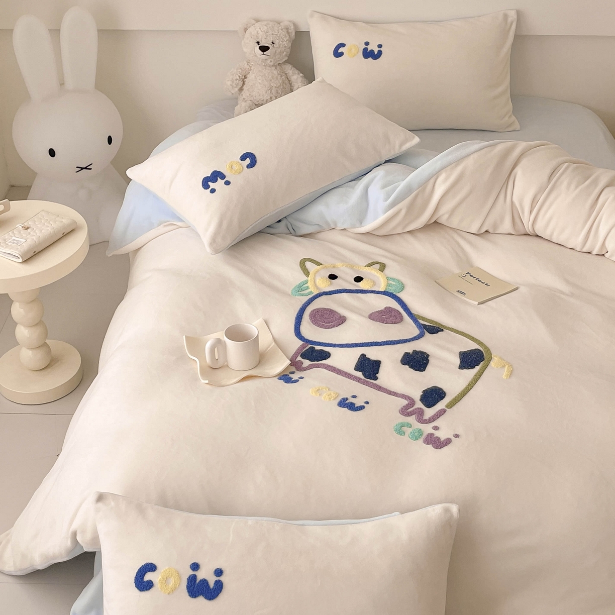 91家纺网 家纺一手货源 找家纺 玛奇朵 2023新款秋冬牛奶绒多巴胺彩色线条毛巾绣四件套 憨憨牛