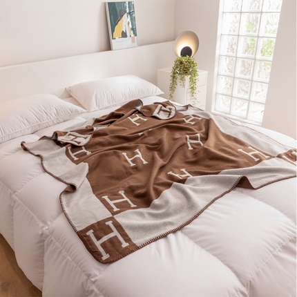 91家纺网 家纺一手货源 找家纺 （总）朴尔家纺 2023新款国际时尚风防羊毛手工缝制针织毯