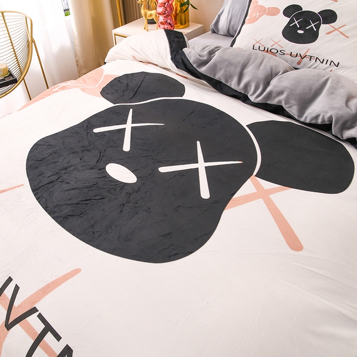 91家纺网 家纺一手货源 找家纺 爵仕家纺 2023新款暴力熊牛奶绒系列四件套 黑头熊