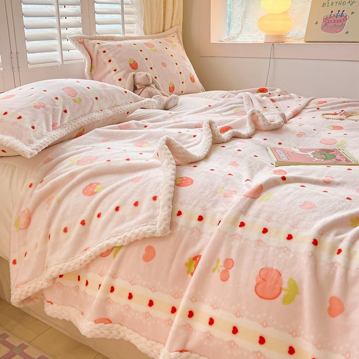 91家纺网 家纺一手货源 找家纺 川悦生活 2023新款双面240克宽边牛奶绒毯子 毛毯少女甜蜜