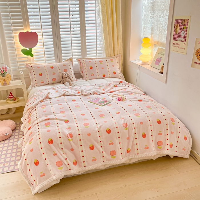 91家纺网 家纺一手货源 找家纺 川悦生活 2023新款双面240克宽边牛奶绒毯子 毛毯少女甜蜜