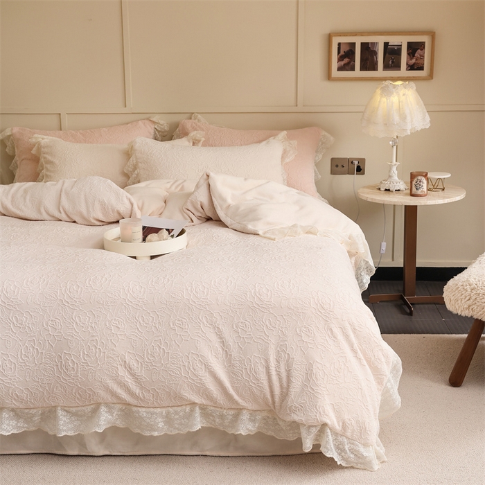 91家纺网 家纺一手货源 找家纺 柚子YOUTH 2023新款雪尼尔花边雕花绒四件套 奔赴 白