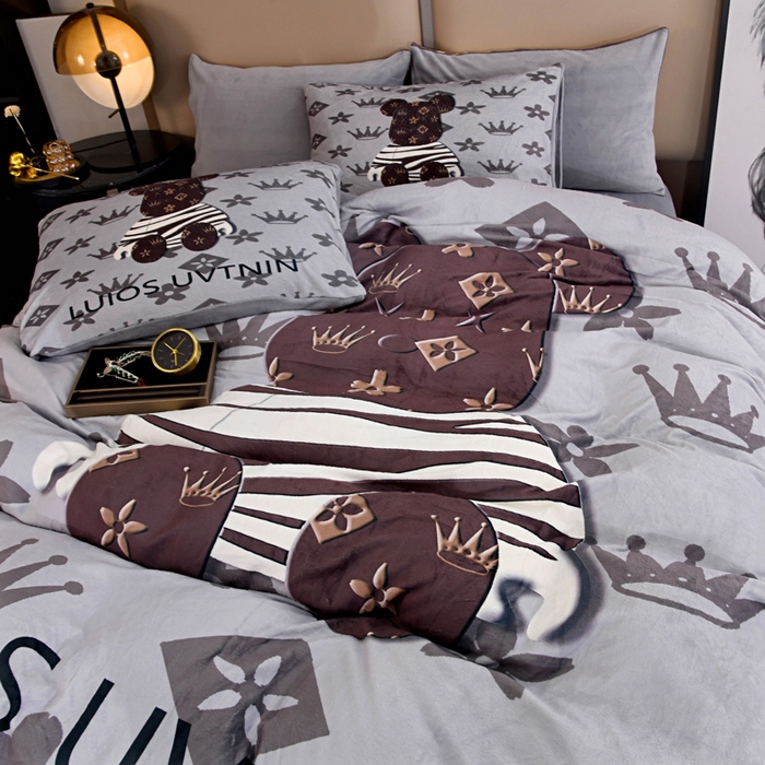 91家纺网 家纺一手货源 找家纺 爵仕家纺 2023新款暴力熊牛奶绒系列四件套 皇冠灰