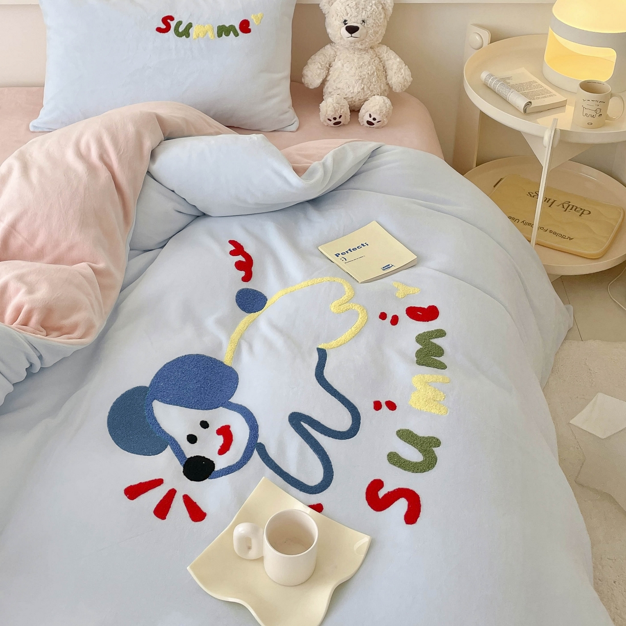 91家纺网 家纺一手货源 找家纺 玛奇朵 2023新款秋冬牛奶绒多巴胺彩色线条毛巾绣四件套 飞跃小狗-蓝