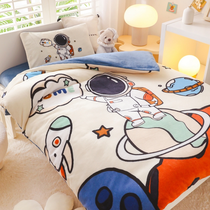 91家纺网 家纺一手货源 找家纺 鱼宝 2023新款大版牛奶绒婴童套件 快乐星球白