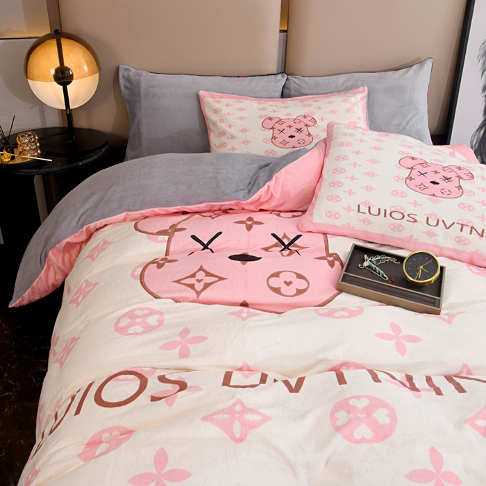 91家纺网 家纺一手货源 找家纺 爵仕家纺 2023新款暴力熊牛奶绒系列四件套 暖暖粉