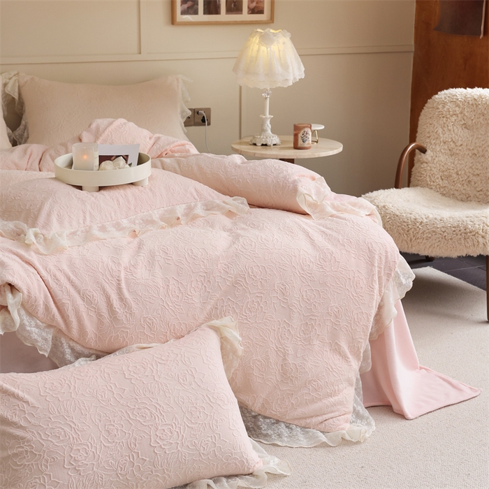 91家纺网 家纺一手货源 找家纺 柚子YOUTH 2023新款雪尼尔花边雕花绒四件套 奔赴 粉