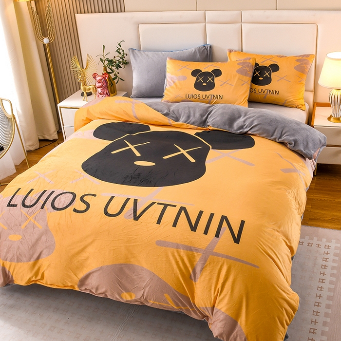 91家纺网 家纺一手货源 找家纺 爵仕家纺 2023新款暴力熊牛奶绒系列四件套 小黄熊