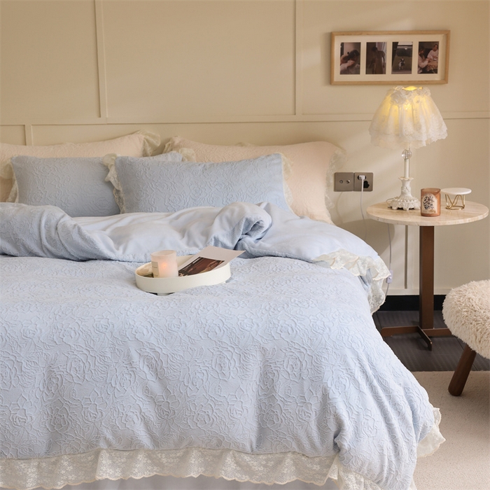 91家纺网 家纺一手货源 找家纺 柚子YOUTH 2023新款雪尼尔花边雕花绒四件套 奔赴 蓝