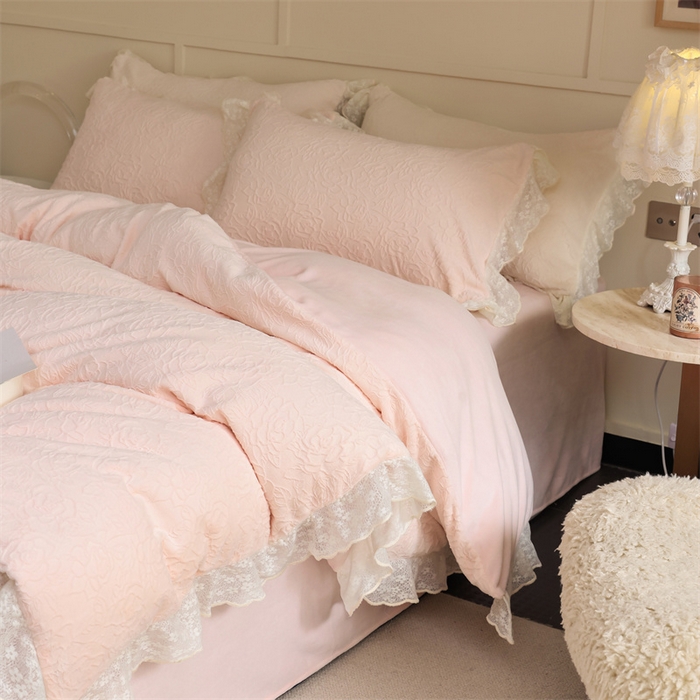 91家纺网 家纺一手货源 找家纺 柚子YOUTH 2023新款雪尼尔花边雕花绒四件套 奔赴 粉