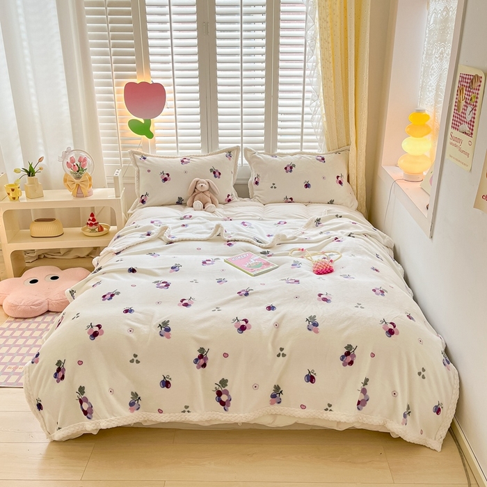 91家纺网 家纺一手货源 找家纺 川悦生活 2023新款双面240克宽边牛奶绒毯子 毛毯葡萄庄园