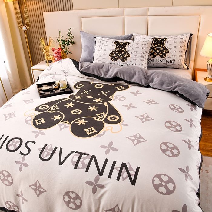 91家纺网 家纺一手货源 找家纺 爵仕家纺 2023新款暴力熊牛奶绒系列四件套 小黑熊