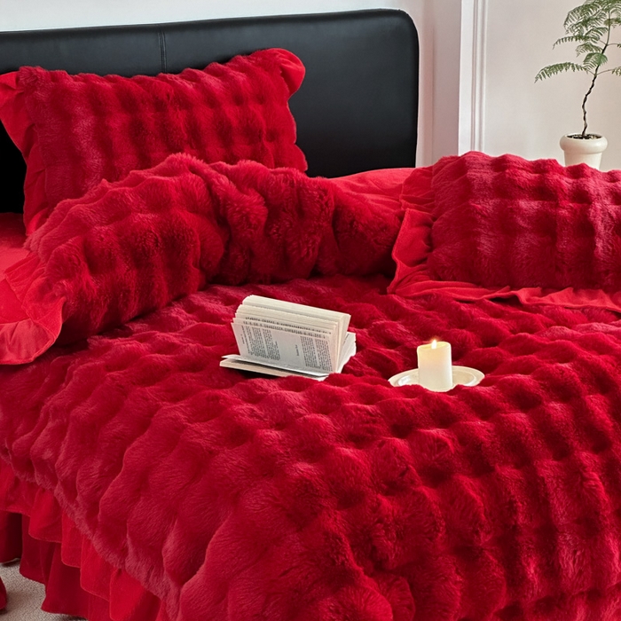 91家纺网 家纺一手货源 找家纺 淑女公社家纺 2024新款580克高克重仿皮草獭兔毛绒大泡泡四件套牛奶绒床裙款 兔兔绒 大红