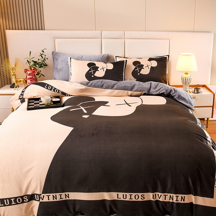 91家纺网 家纺一手货源 找家纺 爵仕家纺 2023新款暴力熊牛奶绒系列四件套 格调熊