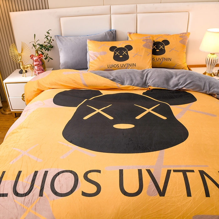 91家纺网 家纺一手货源 找家纺 爵仕家纺 2023新款暴力熊牛奶绒系列四件套 小黄熊