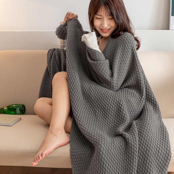 91家纺网 家纺一手货源 找家纺 朴尔家纺 2023新款北欧纳维亚系列日光流苏针织毯 深灰色