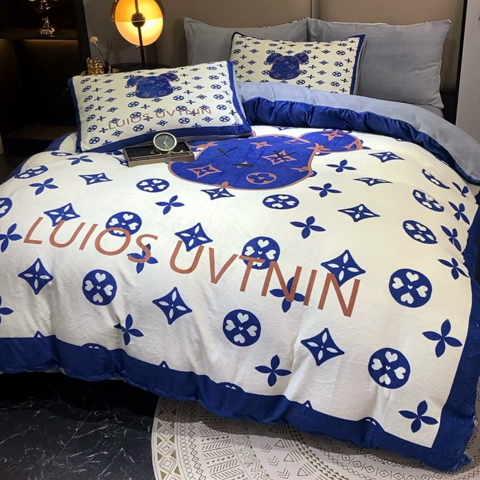 91家纺网 家纺一手货源 找家纺 爵仕家纺 2023新款暴力熊牛奶绒系列四件套 克莱因蓝