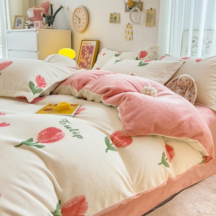 91家纺网 家纺一手货源 找家纺 全季家居2023新款小清新A类高克重加厚印花牛奶绒四件套 郁金香