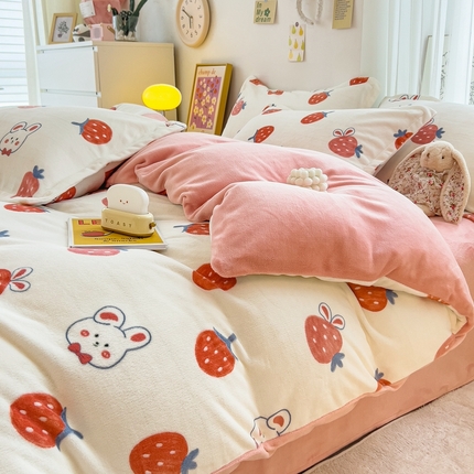 91家纺网 家纺一手货源 找家纺 全季家居2023新款小清新A类高克重加厚印花牛奶绒四件套 草莓