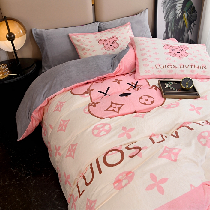 91家纺网 家纺一手货源 找家纺 爵仕家纺 2023新款暴力熊牛奶绒系列四件套 暖暖粉