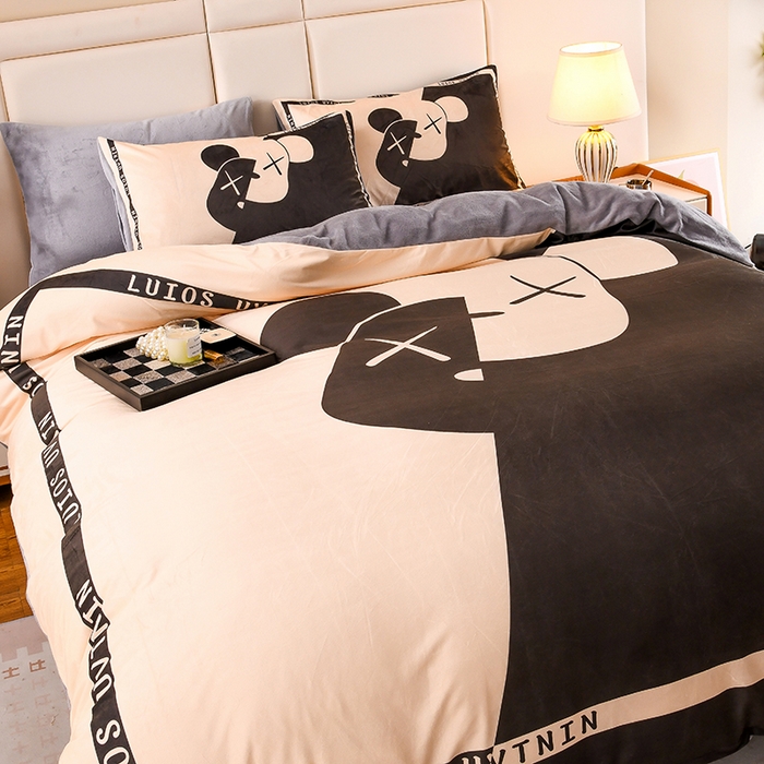 91家纺网 家纺一手货源 找家纺 爵仕家纺 2023新款暴力熊牛奶绒系列四件套 格调熊