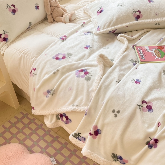 91家纺网 家纺一手货源 找家纺 川悦生活 2023新款双面240克宽边牛奶绒毯子 毛毯葡萄庄园