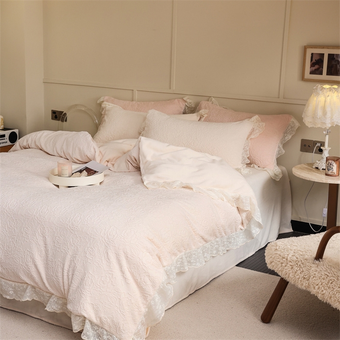 91家纺网 家纺一手货源 找家纺 柚子YOUTH 2023新款雪尼尔花边雕花绒四件套 奔赴 白