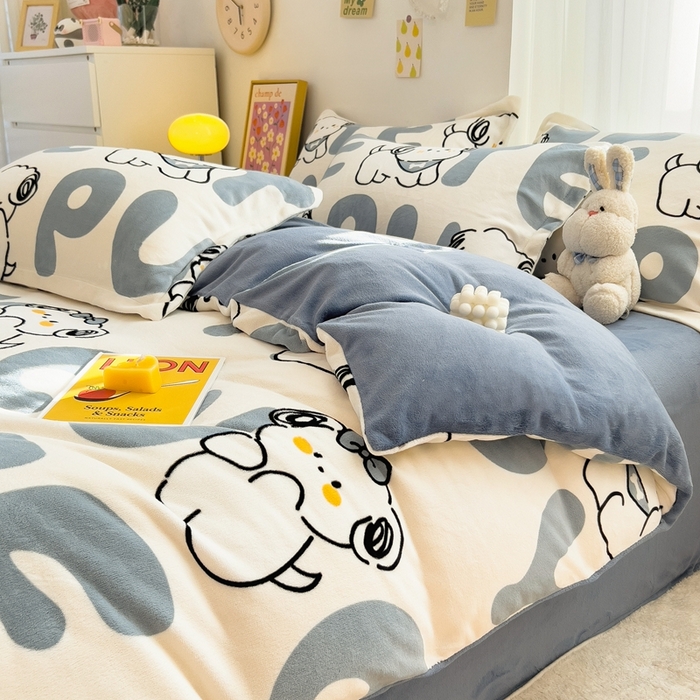 91家纺网 家纺一手货源 找家纺 全季家居2023新款小清新A类高克重加厚印花牛奶绒四件套 字母小狗