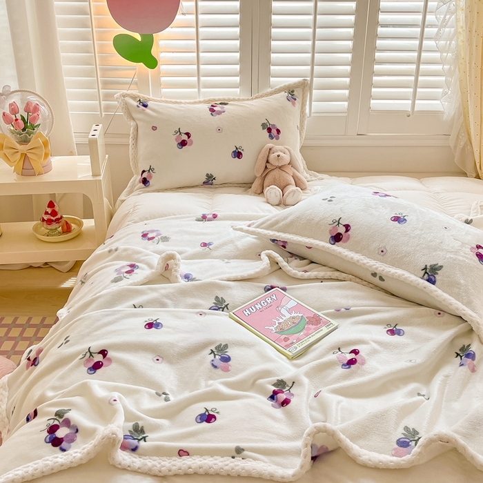 91家纺网 家纺一手货源 找家纺 川悦生活 2023新款双面240克宽边牛奶绒毯子 毛毯葡萄庄园