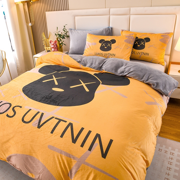 91家纺网 家纺一手货源 找家纺 爵仕家纺 2023新款暴力熊牛奶绒系列四件套 小黄熊