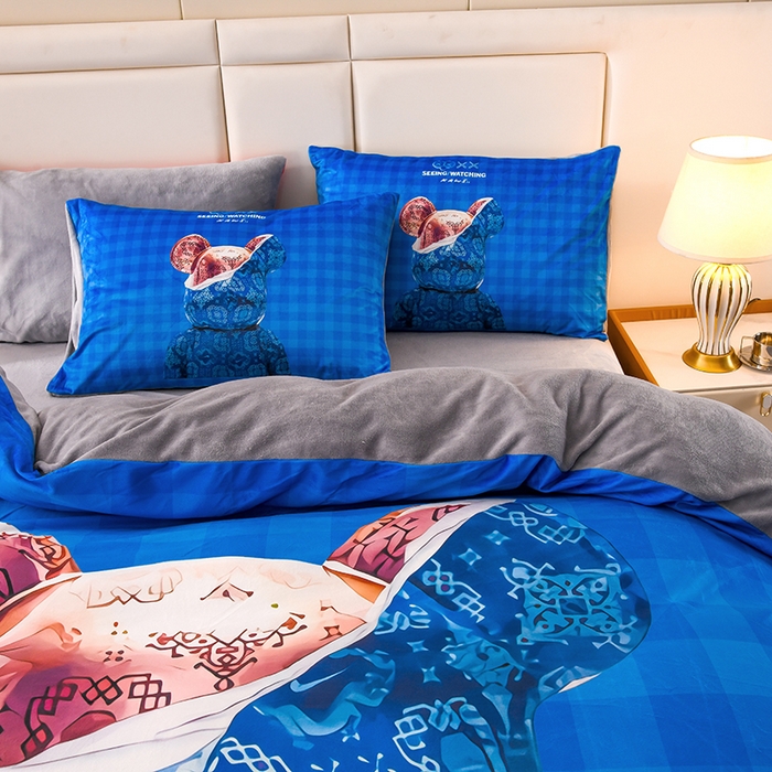 91家纺网 家纺一手货源 找家纺 爵仕家纺 2023新款暴力熊牛奶绒系列四件套 格子熊