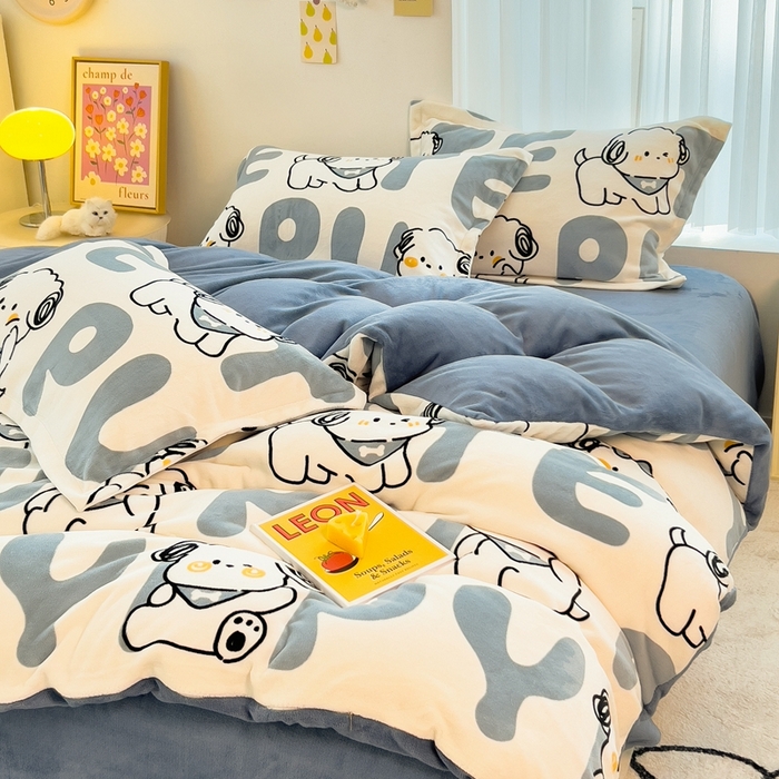 91家纺网 家纺一手货源 找家纺 全季家居2023新款小清新A类高克重加厚印花牛奶绒四件套 字母小狗