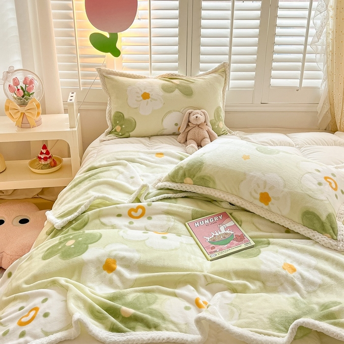 91家纺网 家纺一手货源 找家纺 川悦生活 2023新款双面240克宽边牛奶绒毯子 毛毯绿色心情绿