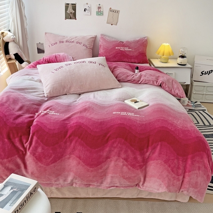 91家纺网 家纺一手货源 找家纺 山茶家纺 2023新款高克重牛奶绒印花四件套 波纹 粉