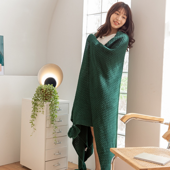 91家纺网 家纺一手货源 找家纺 朴尔家纺 2023新款北欧纳维亚系列日光流苏针织毯 墨绿色