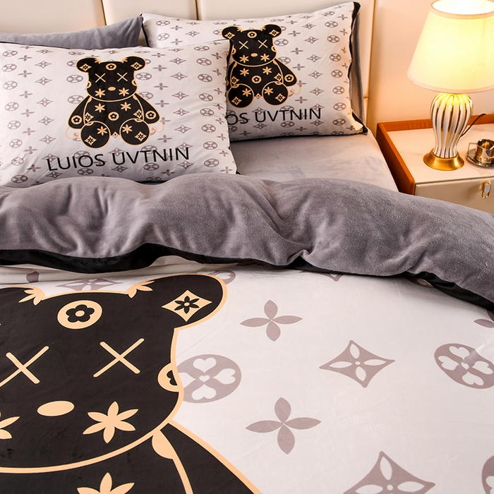 91家纺网 家纺一手货源 找家纺 爵仕家纺 2023新款暴力熊牛奶绒系列四件套 小黑熊