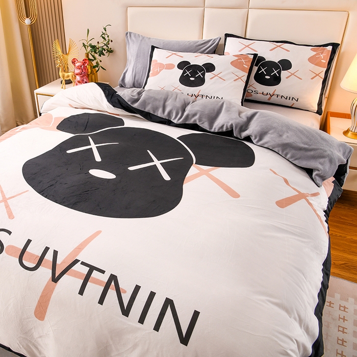 91家纺网 家纺一手货源 找家纺 爵仕家纺 2023新款暴力熊牛奶绒系列四件套 黑头熊