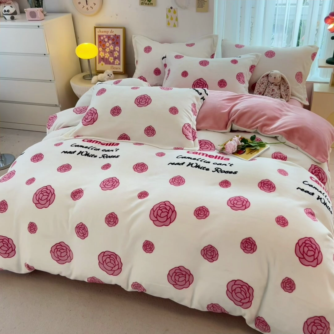 91家纺网 家纺一手货源 找家纺 全季家居2023新款小清新A类高克重加厚印花牛奶绒四件套 山茶花