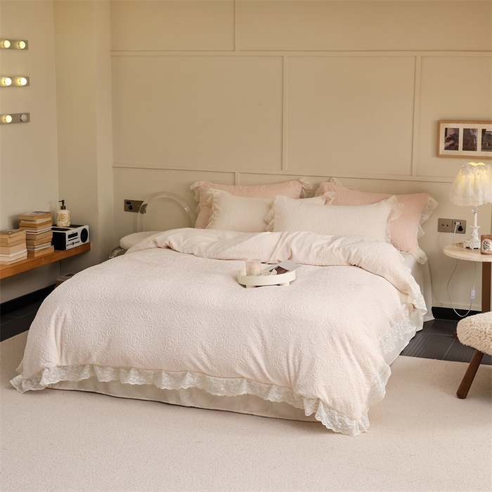 91家纺网 家纺一手货源 找家纺 柚子YOUTH 2023新款雪尼尔花边雕花绒四件套 奔赴 白