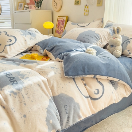 91家纺网 家纺一手货源 找家纺 全季家居2023新款小清新A类高克重加厚印花牛奶绒四件套 开心熊-蓝