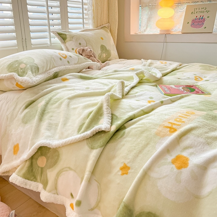 91家纺网 家纺一手货源 找家纺 川悦生活 2023新款双面240克宽边牛奶绒毯子 毛毯绿色心情绿