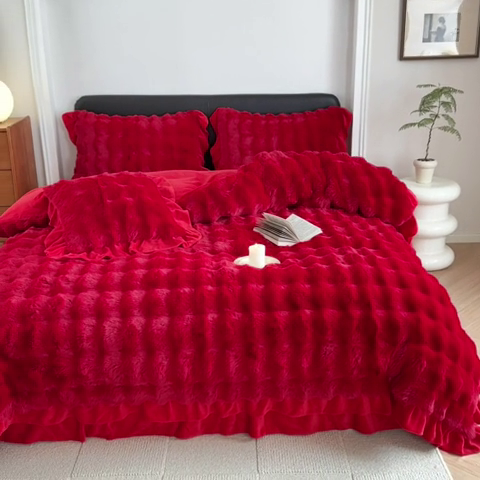 91家纺网 家纺一手货源 找家纺 淑女公社家纺 2024新款580克高克重仿皮草獭兔毛绒大泡泡四件套牛奶绒床裙款 兔兔绒 大红