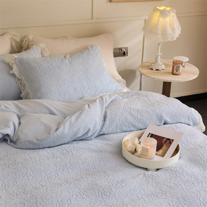 91家纺网 家纺一手货源 找家纺 柚子YOUTH 2023新款雪尼尔花边雕花绒四件套 奔赴 蓝