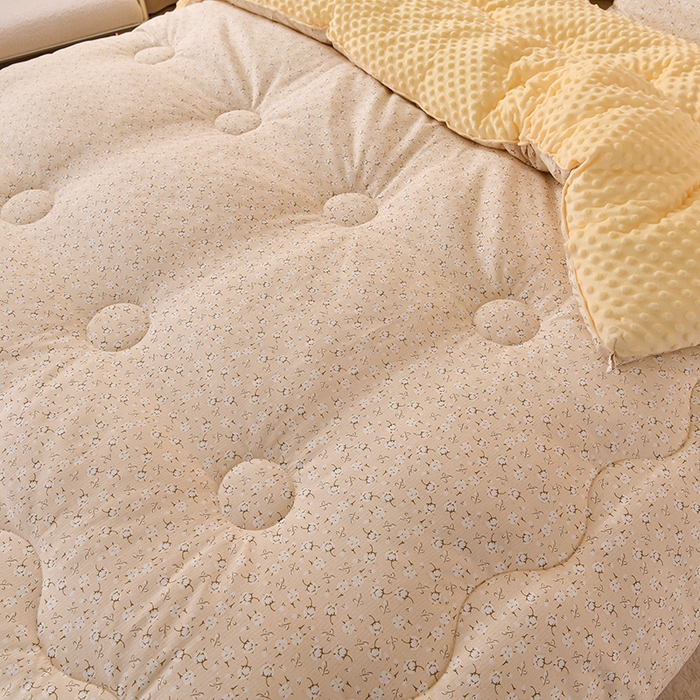 91家纺网 家纺一手货源 找家纺 圣楚家纺  2024新款豆豆绒保暖冬被 小睡棉黄