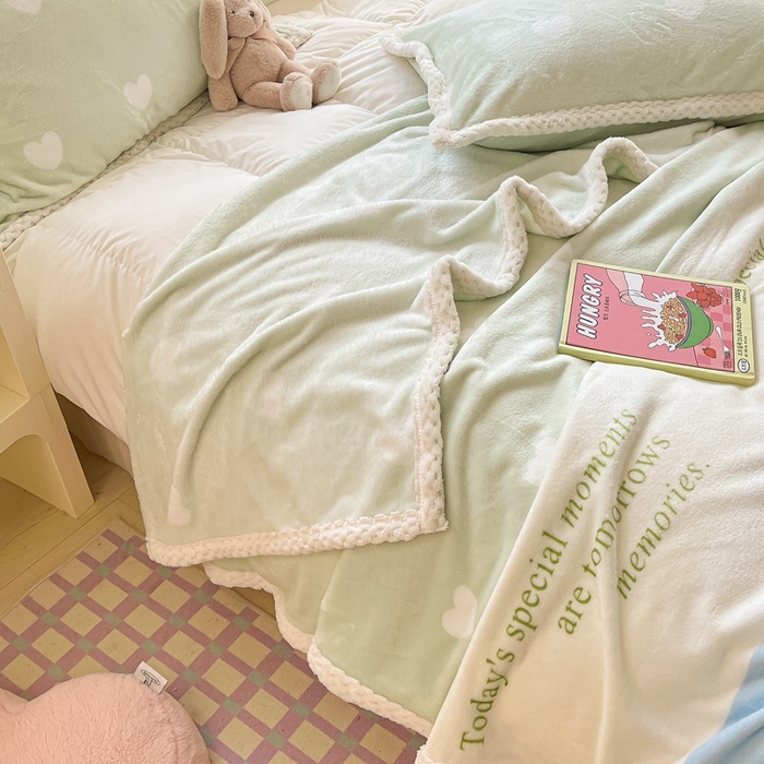 91家纺网 家纺一手货源 找家纺 川悦生活 2023新款双面240克宽边牛奶绒毯子 毛毯美好生活