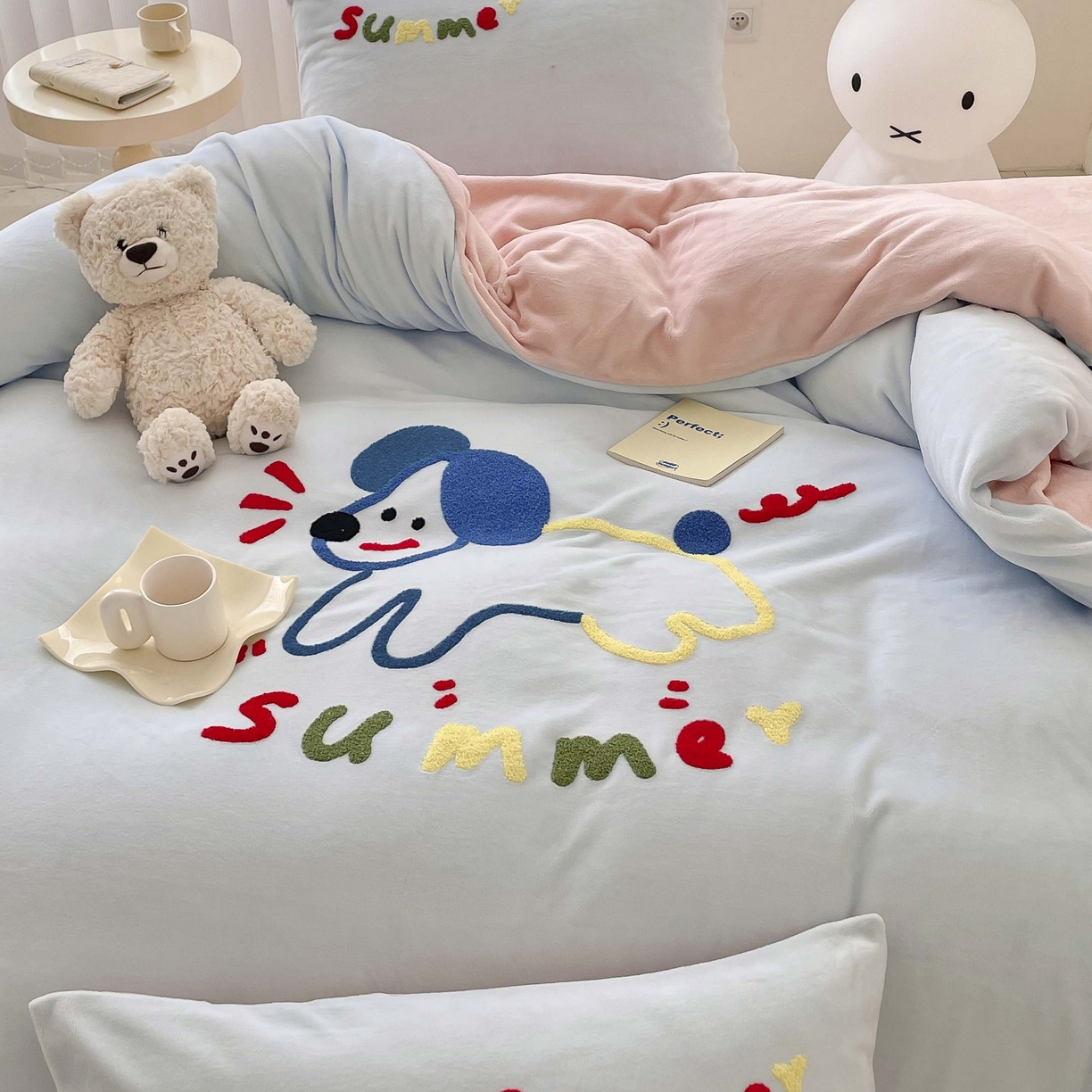 91家纺网 家纺一手货源 找家纺 玛奇朵 2023新款秋冬牛奶绒多巴胺彩色线条毛巾绣四件套 飞跃小狗-蓝