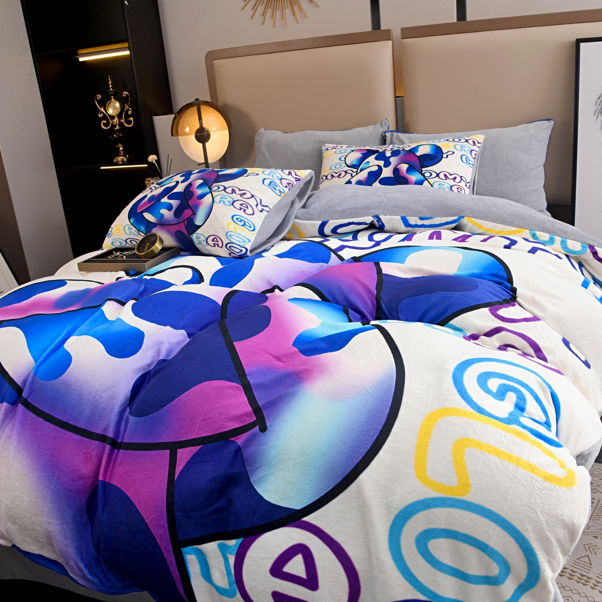 91家纺网 家纺一手货源 找家纺 爵仕家纺 2023新款暴力熊牛奶绒系列四件套 酷玩彩