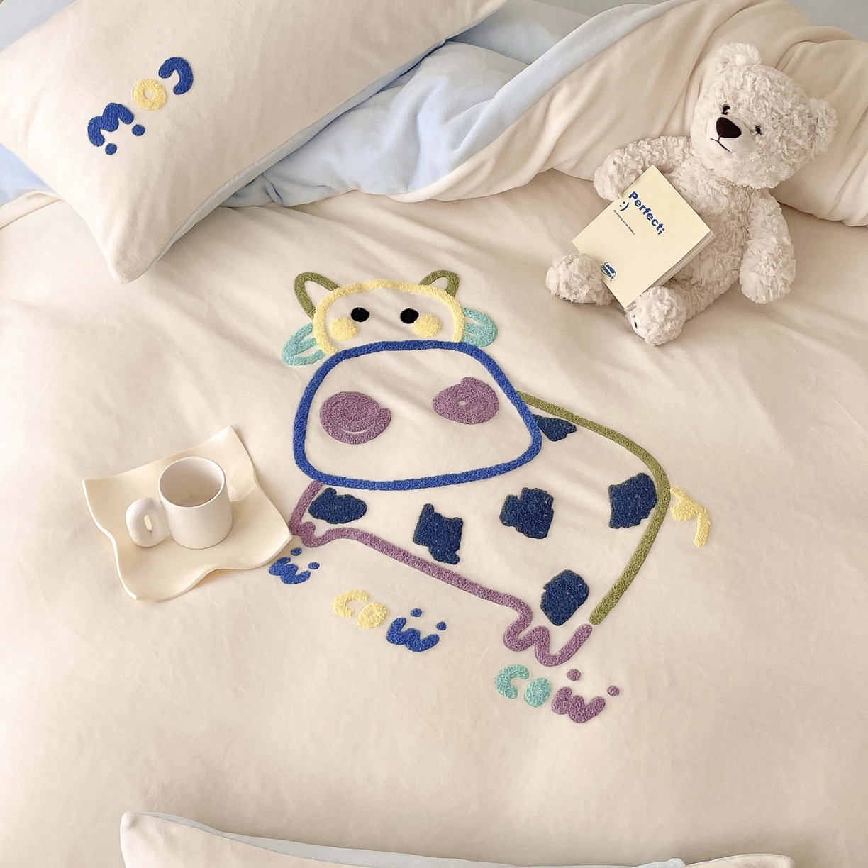 91家纺网 家纺一手货源 找家纺 玛奇朵 2023新款秋冬牛奶绒多巴胺彩色线条毛巾绣四件套 憨憨牛